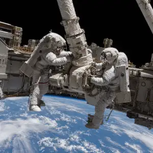 Astronauti Nasa Opravují Robotické Rameno Canadarm2 Na Iss