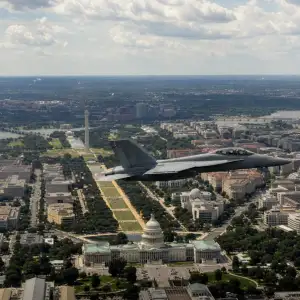 Fotograf Nasa Dokumentoval Přelet F-18 Nad Washingtonem Při Oslavách 250 Let Usa