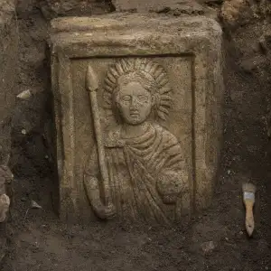 Ve Vindolandě U Hadriánova Valu Archeologové Odkryli Reliéf Ochranného Božstva