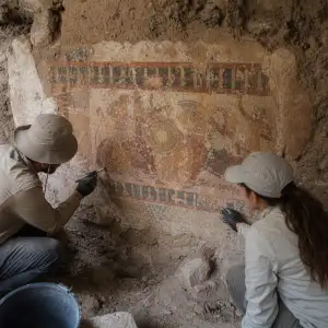 Archeologové Objevili V Arménii Vzácnou Nástěnnou Malbu Z Urartské Pevnosti