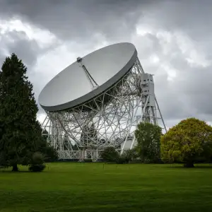 Vědci Varují: Škrty Ve Financování Ohrožují Budoucnost Radioteleskopu Lovell V Jodrell Bank