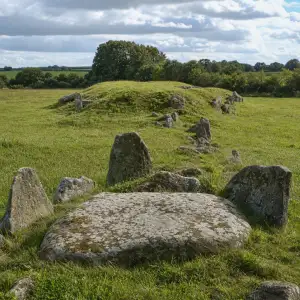 Nová Studie Odhaluje Neobvyklou Velikost Prehistorických Mohyl V Bretaňském Coëby