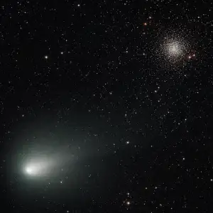 Nasa Zveřejnila Snímek Komety Tempel 2 A Vzdálené Hvězdokupy Messier 30