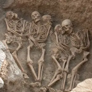 Archeologové Odkryli U Atén Hromadný Hrob Se Spoutanými Muži