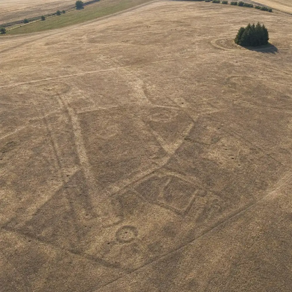 Sucho V Evropě Letos Vysušilo Trávníky A Odhalilo Skryté Archeologické Stopy V Krajině