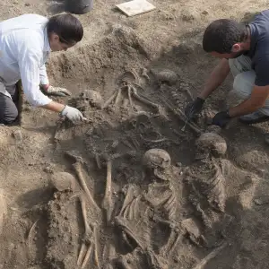 Vědci Zkoumají Nové Poznatky O Hromadném Hrobu Spoutaných Mužů U Athén
