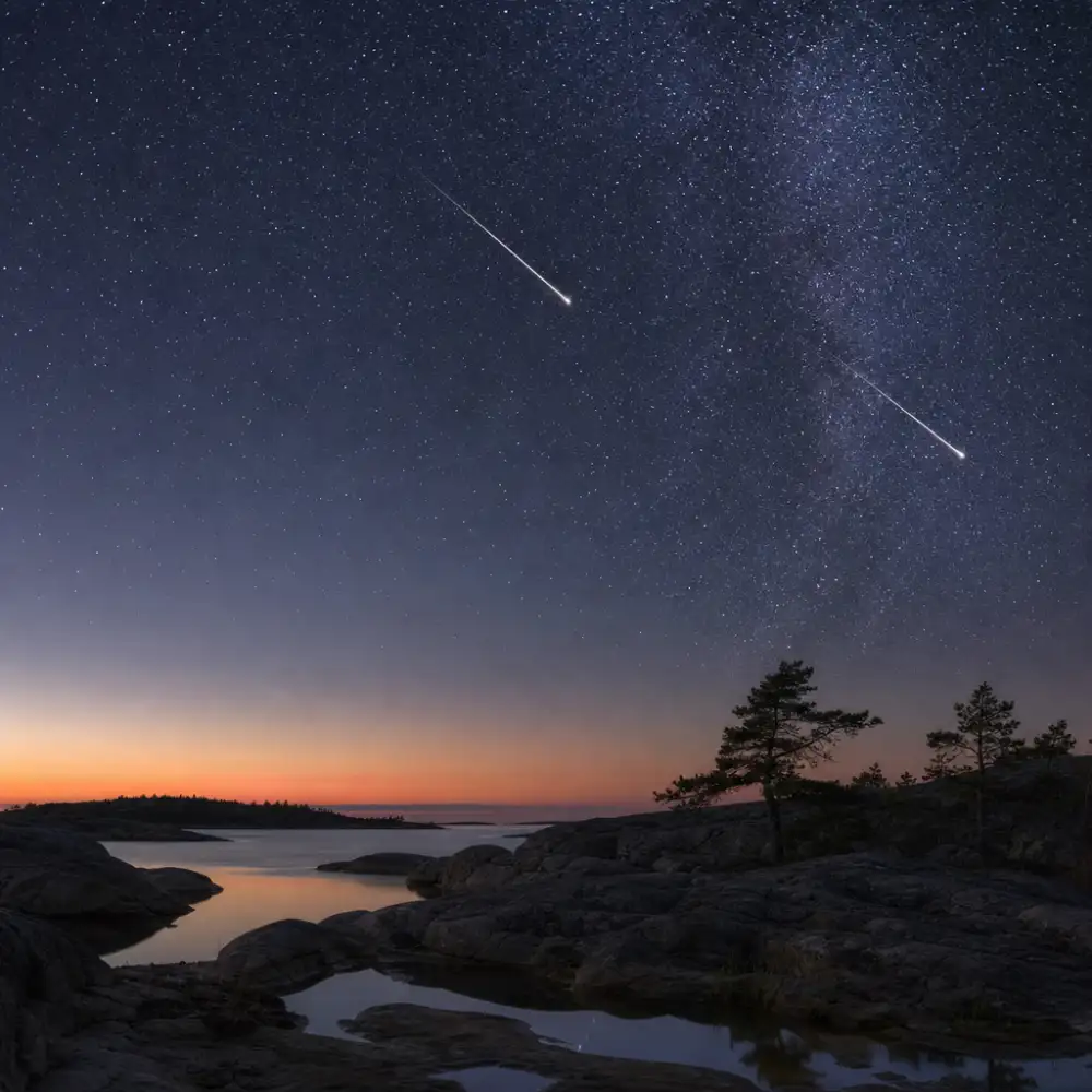 Nasa Zveřejnila Snímek Dvou Perseid Nad Švédským Pobřežím Z 15. Srpna 2026