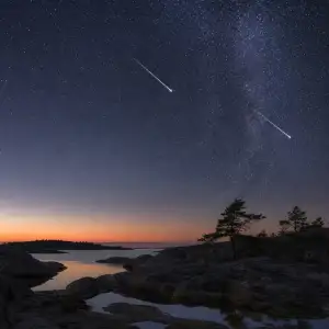 Nasa Zveřejnila Snímek Dvou Perseid Nad Švédským Pobřežím Z 15. Srpna 2026