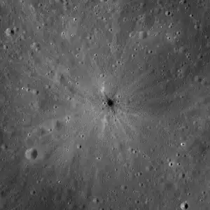 Nasa Sonda Lro Zdokumentovala Kráter Po Dopadu Stupně Rakety Falcon 9 Na Měsíci