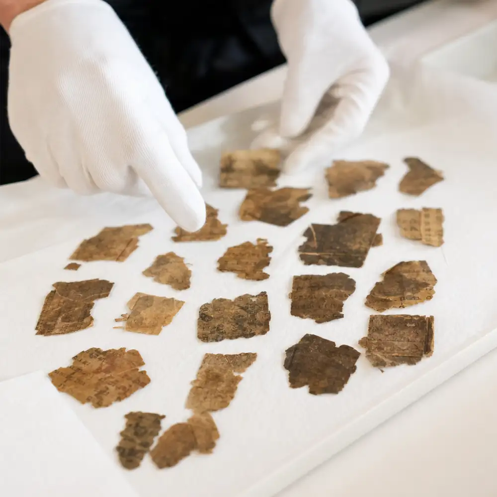 Na Guernsey Objeveno Sedmnáct Středověkých Rukopisných Fragmentů Unikátní Historické Hodnoty