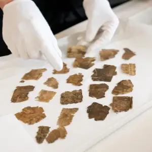 Na Guernsey Objeveno Sedmnáct Středověkých Rukopisných Fragmentů Unikátní Historické Hodnoty