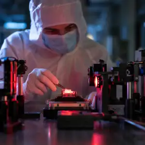 Vědci Hledají Cestu K Účinnějším Infračerveným Oled Diodám Pro Medicínu