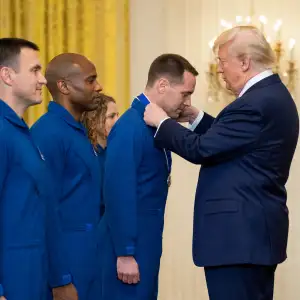 Trump Udělil Posádce Artemis Ii Nejvyšší Americké Vesmírné Vyznamenání
