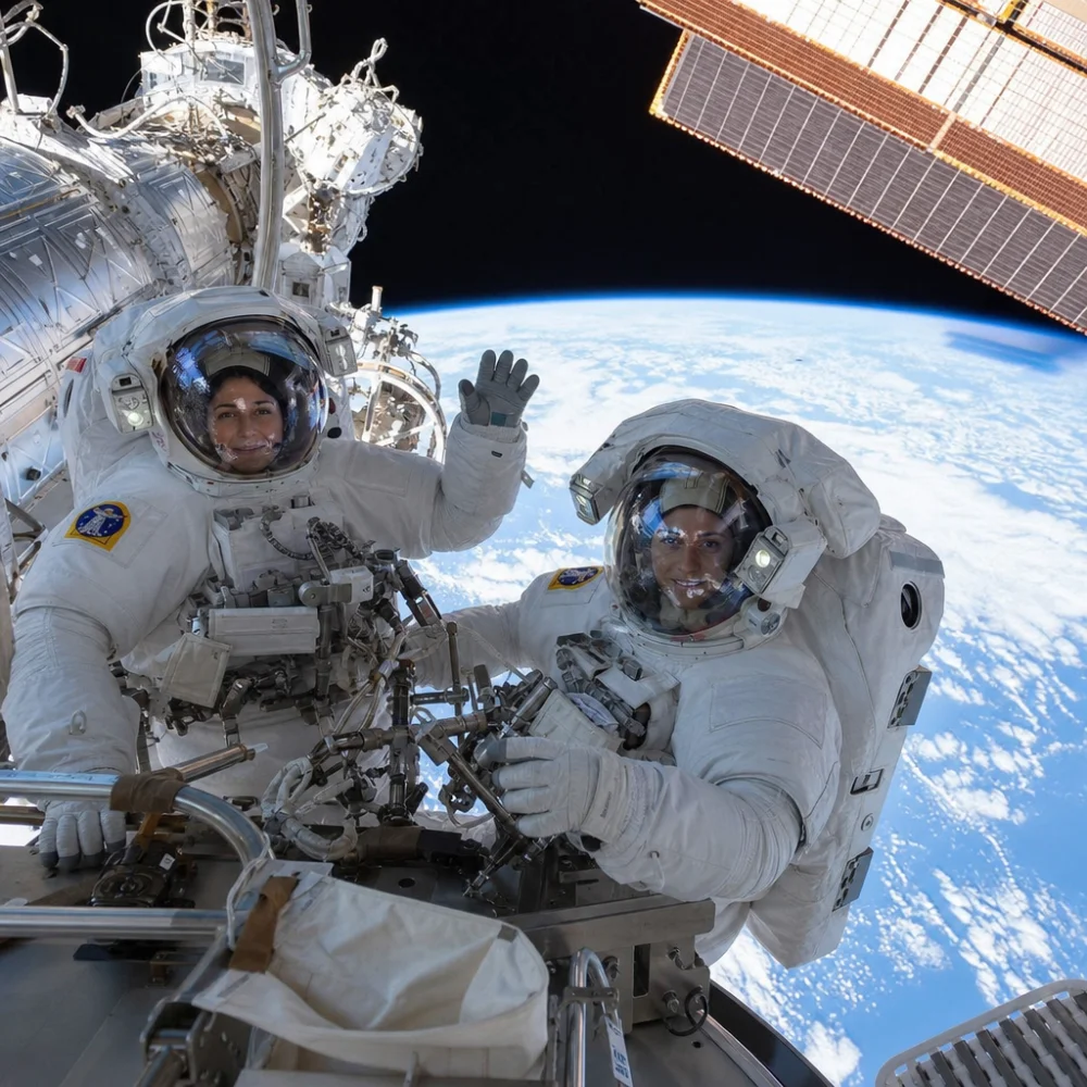 Astronautky Meir A Adenot Dokončily Šestihodinový Výstup Do Vesmíru Na Iss