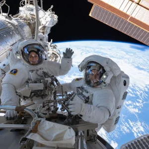 Astronautky Meir A Adenot Dokončily Šestihodinový Výstup Do Vesmíru Na Iss