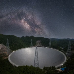 Radioteleskop Fast Odhalil U Vírové Galaxie Dvě Skrytá Oblaka Vodíku Bez Hvězd