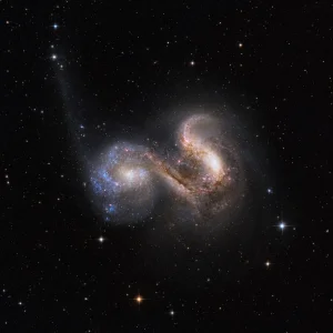 Nasa Zveřejnila Snímek Srážky Galaxií Ii Zw 096 Ze Tří Vesmírných Observatoří