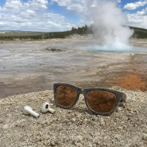 Yellowstone Letos Vysbíral 20 000 Kusů Odpadků Z Gejzírů, Včetně Brýlí I Airpods