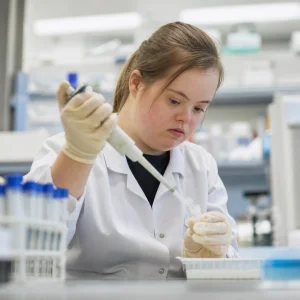 Studie Odhaluje, Proč Lidé S Downovým Syndromem Hůře Bojují S Infekcemi