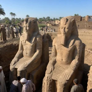 V Egyptské Vesnici Objevili Dvě Monumentální Sochy Faraona Ramesese Ii.